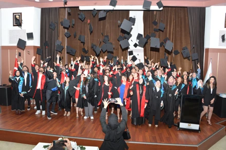 SÜ Turizm Fakültesi öğrencileri mezuniyet sevincini yaşadı
